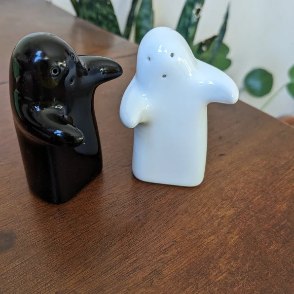 Hug Salt & Pepper Shakers NIB - Picture 8 of 8